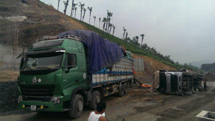 Bộ Công an kiểm tra việc xã hội đen “yểm trợ” xe quá tải trên cao tốc Nội Bài - Lào Cai